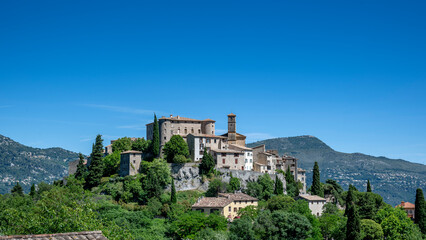 Naklejka premium Village perché pittoresque de Carros-le-Vieux dans l'arrière pays niçois dans les Alpes-Maritimes au printemps