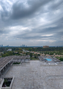 Aerial view of the Faisal Masjid terrace overlooking parkland and the city skyline Islamabad, Islamabad Capital Ter, Pakistan.