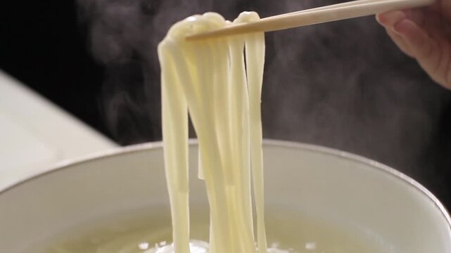 茹でたうどんを箸あげする