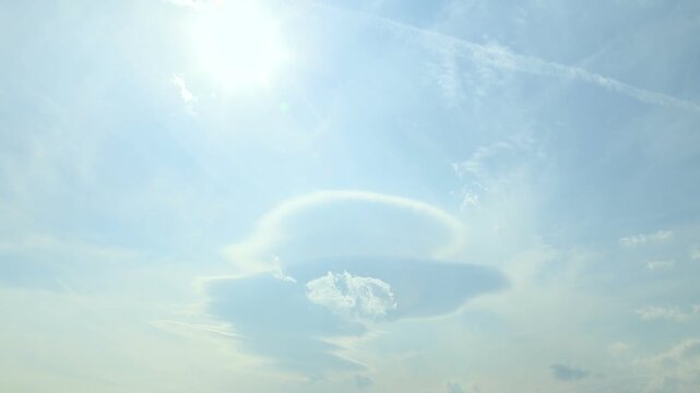空を流れる雲