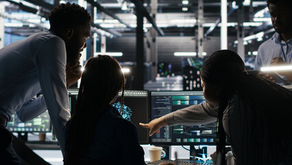 Obraz premium Data center colleagues use node tree software together to analyze datasets and optimize system health.