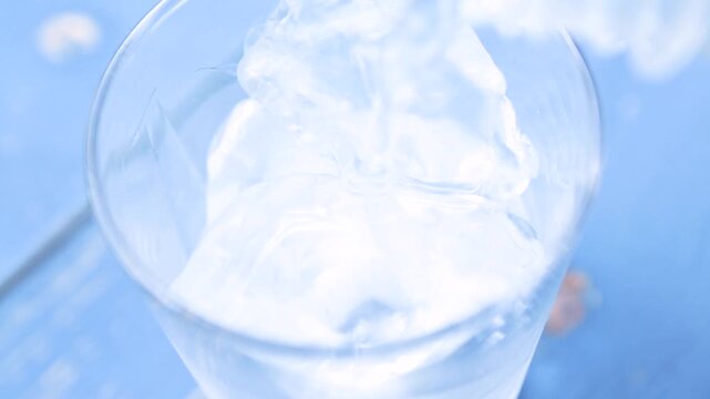 ガーデンテーブルの上で炭酸水を注ぐ