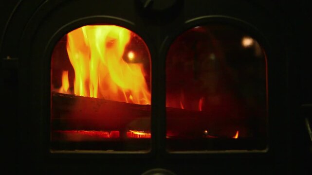 薪が燃える暖炉