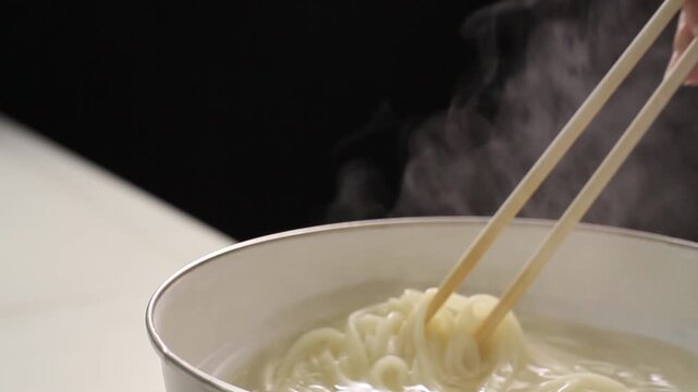 茹でたうどんを箸あげす3