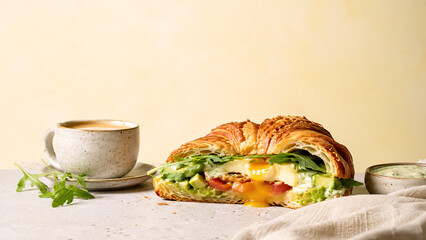 Luksusowy croissant z jajkiem, awokado i kremowym sosem