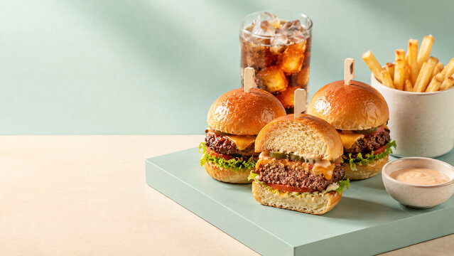 Mini burgery sliders z frytkami na pastelowym podium