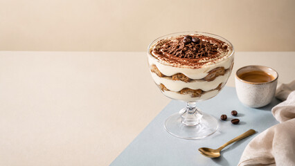 Eleganckie tiramisu w szklanym pucharku z espresso