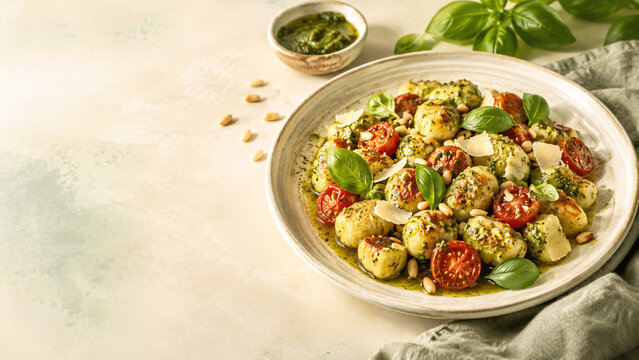 Gnocchi z pesto bazyliowym, pomidorkami i parmezanem