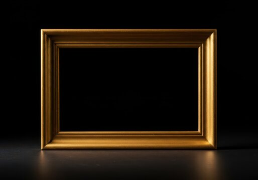 Elegante marco de madera tallada, ba&ntilde;ado en pan de oro, vac&iacute;o y listo para contener una obra de arte o un espejo decorativo, fondo oscuro, hogar, tallado, brillo