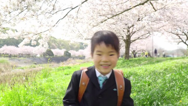笑顔で歩く小学一年生の男の子