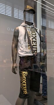 Maniqu&iacute; con sudadera con capucha sin mangas, pantalones cortos, gorra y bolso, en tienda de ropa deportiva Boxeur des Rues en centro comercial Islazul, Madrid, Espa&ntilde;a, 8 de mayo de 2026