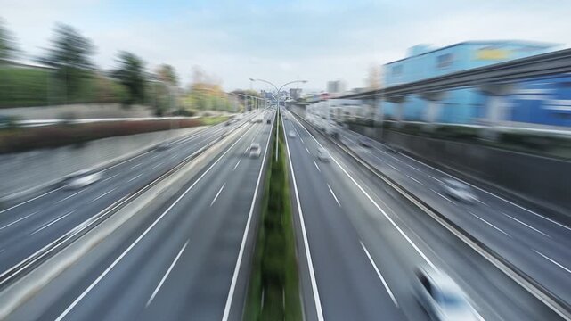 高速道路を行き交う車とモノレール