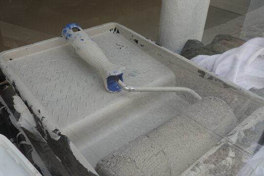 Travaux dans un magasin de mise en peinture pour ouverture prochaine
