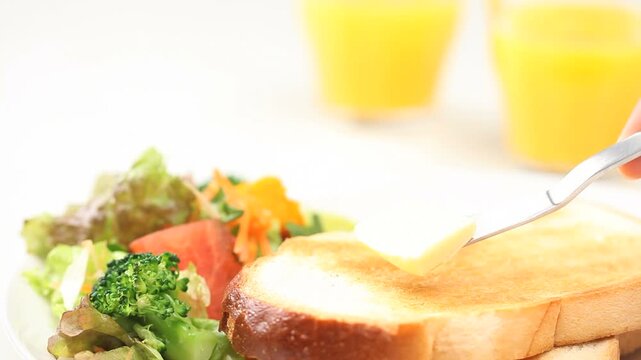 トーストとサラダとオレンジジュース