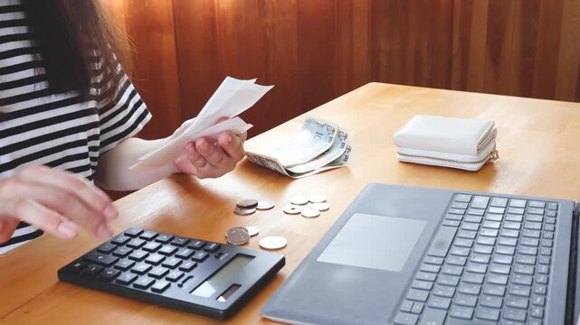 レシートを計算してパソコンに入力する様子