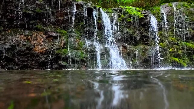 神奈川県箱根で撮影した千条の滝の透き通った水中の動画