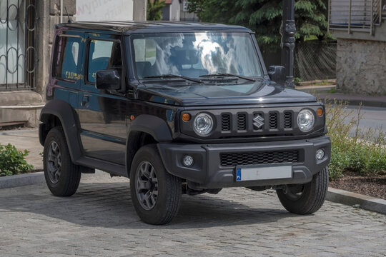 Polska, Sucha Beskidzka, 31 maja 2026, 14 sierpnia. Suzuki Jimny, mały japoński samoch&oacute;d terenowy (następca Samuraja), zaparkowany na brukowanej ulicy. Charakteryzuje się kanciastą sylwetką 