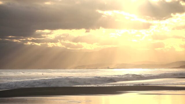 雲から差し込む光芒と海