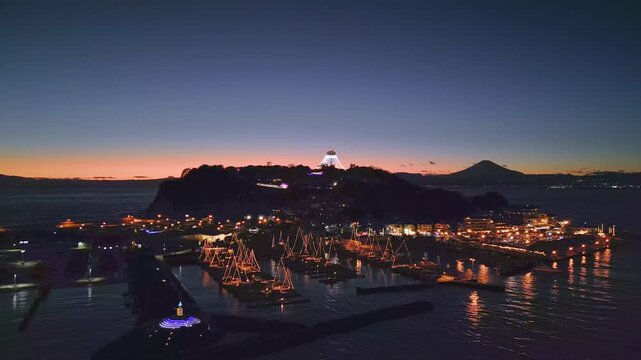 上空から見た江の島のイルミネーションと富士山