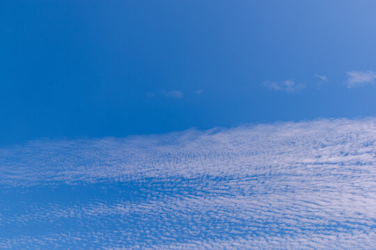 青空とざらついた雲