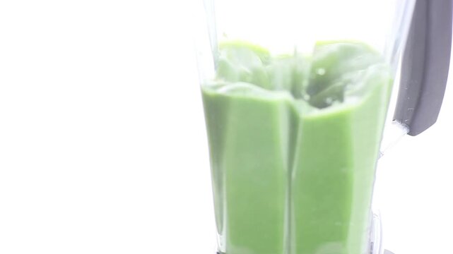 中身がグリーンスムージーのミキサーが回っている最中