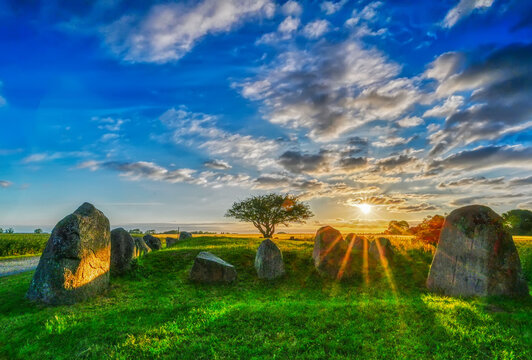 Gro&szlig;steingrab Nobbin (bei Arkona auf R&uuml;gen) im Sonnenaufgang