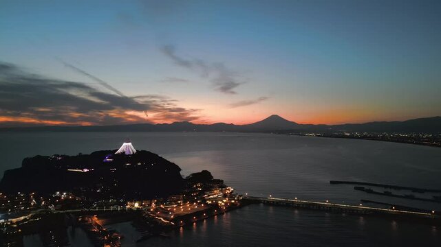 上空から見た江の島のイルミネーションと富士山