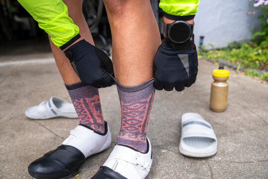 Putting on cycle shoes