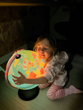 Child plays a Glowing Globe 