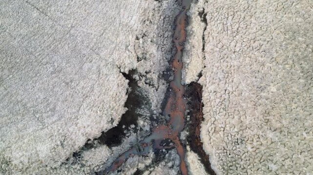 survol &agrave; la verticale d'un ruisseau dans un paysage de steppe nordique