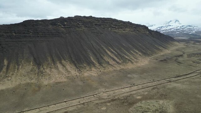 Survol paysage montagne  volcanique en Islande