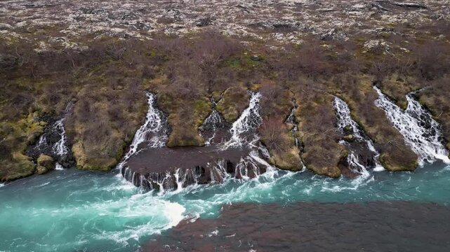 une succession de cascades sur les rives d'un torrent bleu