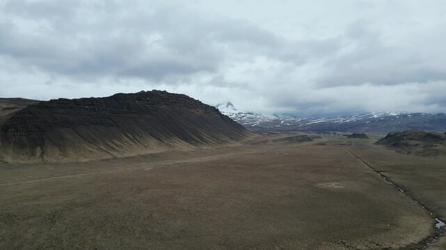 survol de montagne brune en Islande