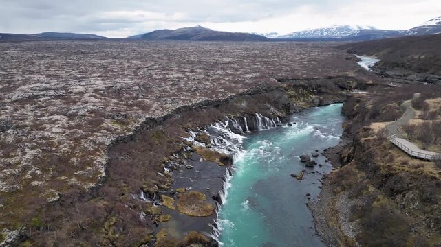 une rivi&egrave;re bleu des glaciers avec des cascades sur les rives