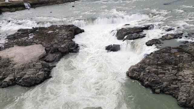 vol en raz motte au dessus des remous d'un fleuve violent