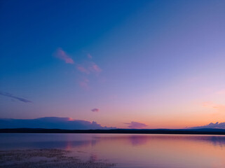 Obraz premium View of the beautiful pink sunset on the lake