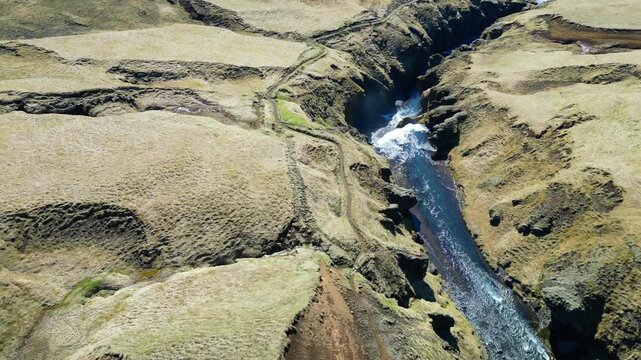Une rivi&egrave;re et ses cascades dans la steppe Islandaise