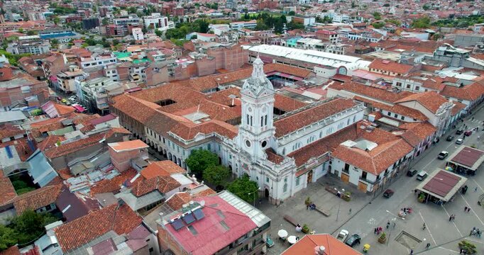 &Oacute;rbita a&eacute;rea de la Iglesia de San Francisco y su plaza en Cuenca, Ecuador