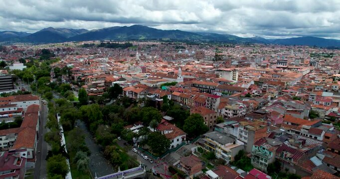 &Oacute;rbita a&eacute;rea de la ciudad de Cuenca con enfoque en la Iglesia de La Merced, Ecuador