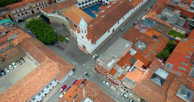 Zoom out a&eacute;reo de la Iglesia de La Merced con la ciudad de Cuenca al amanecer, Ecuador