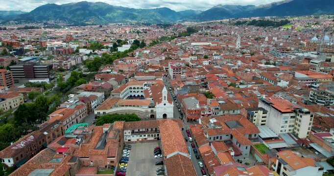 &Oacute;rbita a&eacute;rea de la Iglesia de La Merced y el r&iacute;o Tomebamba en Cuenca, Ecuador