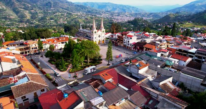 &Oacute;rbita a&eacute;rea del Parque Central y la Iglesia de Chordeleg, Azuay, Ecuador