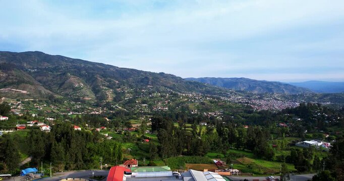 Revelaci&oacute;n a&eacute;rea cinematogr&aacute;fica de la Iglesia de Chordeleg al amanecer, Azuay, Ecuador