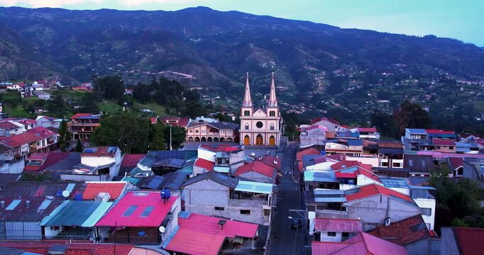 Vista a&eacute;rea de la Iglesia de Chordeleg rodeada por dron al amanecer, Azuay, Ecuador