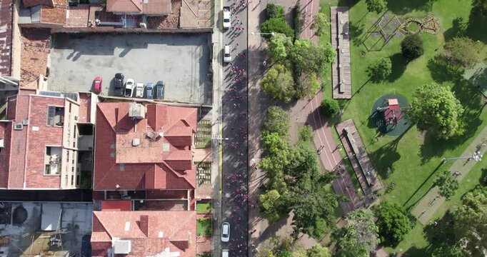 Personas corriendo en una carrera en la calle de dia soleado