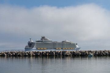 Fototapeta premium Bateau de croisière sortant d'un port de méditerranée