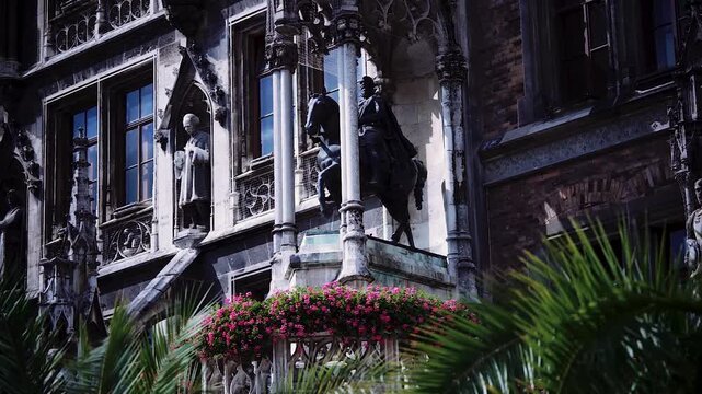 Fokusverlagerung auf Architekturdetails des Neuen Rathauses am Marienplatz