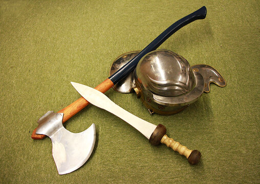 Armas gladiador antigua roma espada acero, hacha y casco medieval romano gladiator warrior weapons lucha sword helmet axe protecci&oacute;n metal