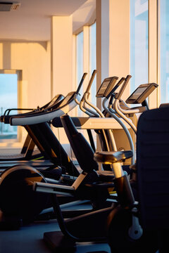 Gimnasio bien iluminado con una gran variedad de equipos para hacer ejercicio