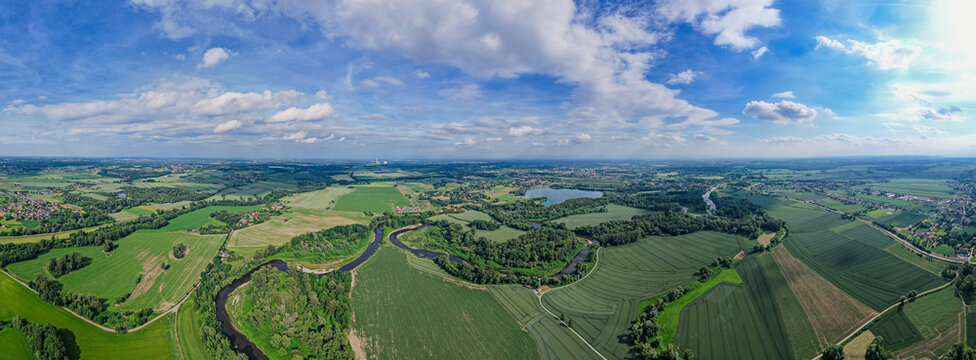 Meandry rzeki Odry. Rzeka na pograniczu Polsko-Czeskim w okolicy Chałupek. Panorama latem z lotu ptaka.